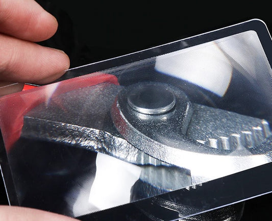 Luottokortti suurennuslasi